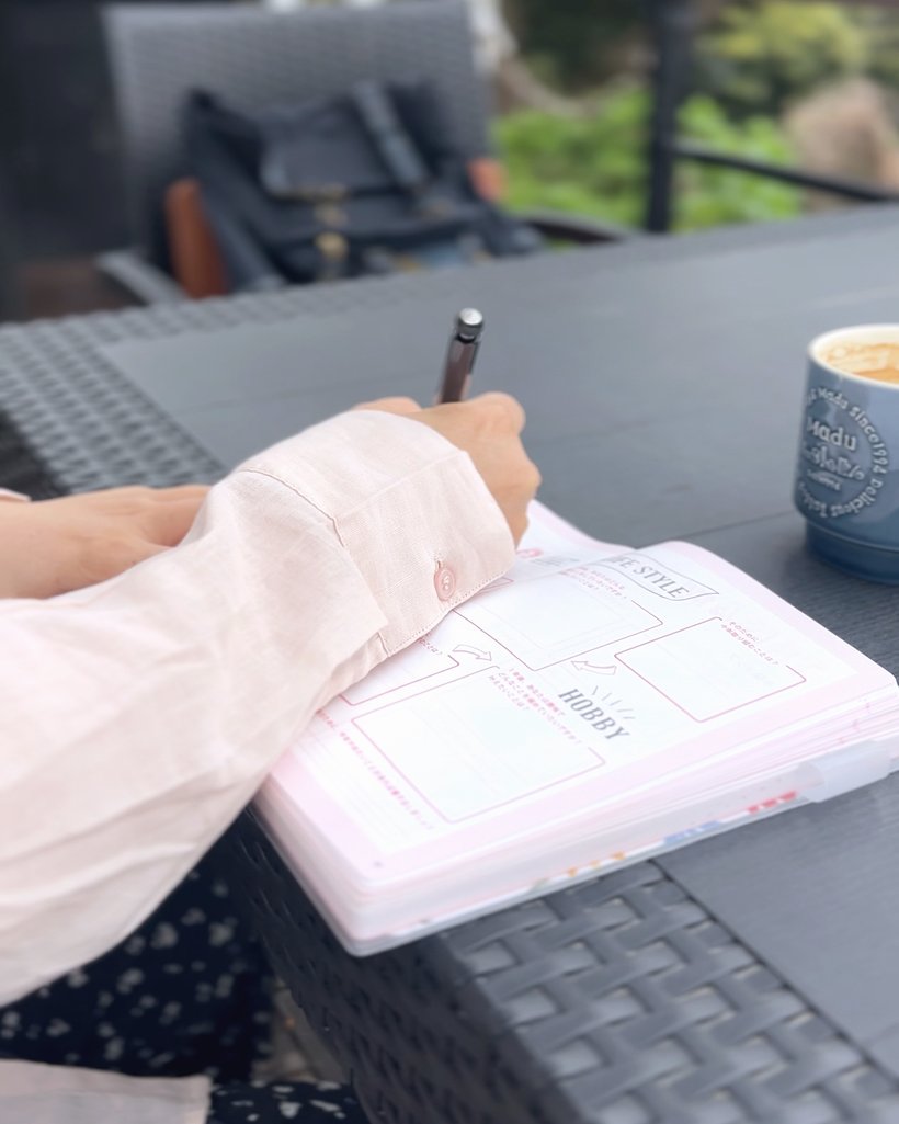 ノートに自分の経験を書き出している様子